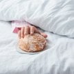 Słodkie przekąski znalazły się na szczycie listy produktów, które zakłócają sen.
