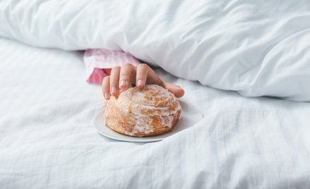 Słodkie przekąski znalazły się na szczycie listy produktów, które zakłócają sen.