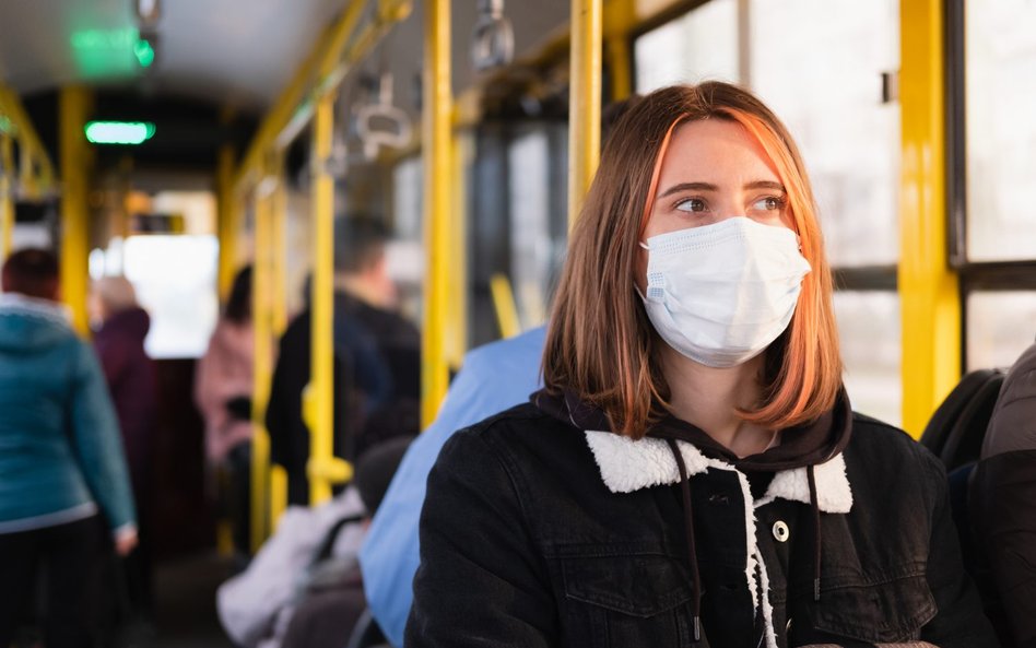 „Normy były nieżyciowe”. Więcej pasażerów w autobusach i tramwajach