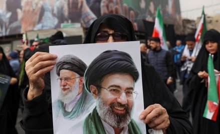 Kobieta trzyma wizerunek nowego najwyższego przywódcy Iranu, Modżtaby Chameneiego, obok zmarłego ira