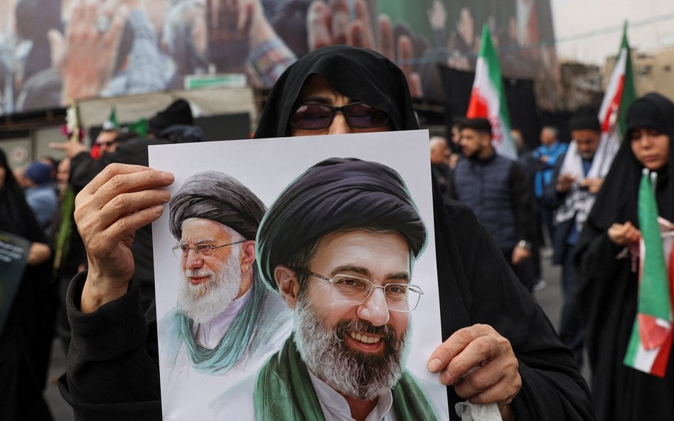 Kobieta trzyma wizerunek nowego najwyższego przywódcy Iranu, Modżtaby Chameneiego, obok zmarłego ira