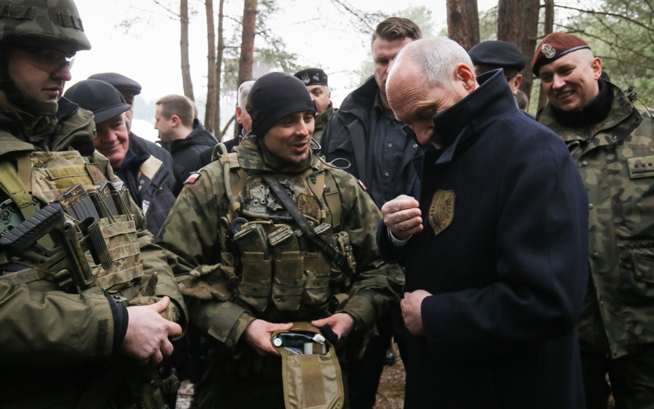 Macierewicz rozmawiał o obronie terytorialnej