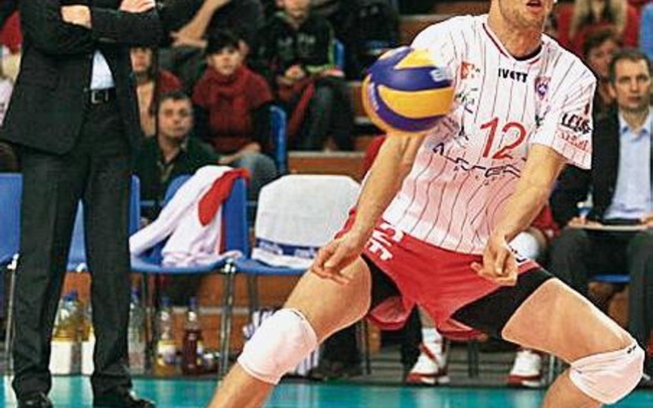 Łukasz Perłowski, najlepszy zawodnik meczu w Rzeszowie. Z tyłu trener Resovii Ljubomir Travica