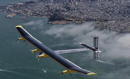 Maszyna z bateriami słonecznymi na skrzydłach nad Zatoką San Francisco