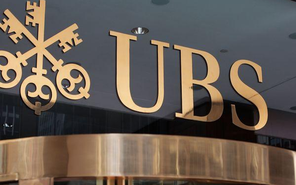 Choć szwajcarski bank UBS od trzech lat notuje ujemne wyniki to jego zarząd w formie premii i nagród