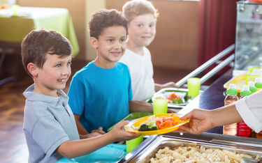 Szkoły zapewnią uczniom dostęp do stołówek i jadalni