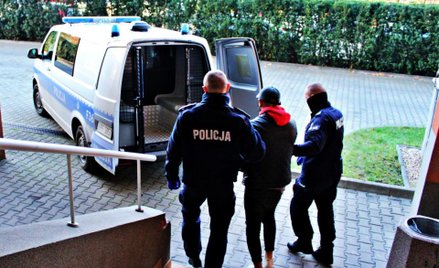 Za oszustwa i wyłudzenia 31-letniemu mężczyźnie grozi do ośmiu lat więzienia.
