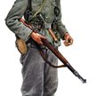 Żołnierz Wehrmachtu z 325. Dywizji Zabezpieczenia w stahlhelmie wz.42, uzbrojony w karabin Mauser 98