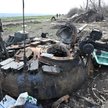 Ukraiński żołnierz przy spalonym rosyjskim czołgu