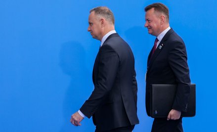 Prezydent RP Andrzej Duda  i minister obrony narodowej Mariusz Błaszczak  po przyjeździe na pierwszy