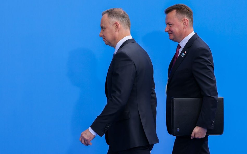 Prezydent RP Andrzej Duda  i minister obrony narodowej Mariusz Błaszczak  po przyjeździe na pierwszy