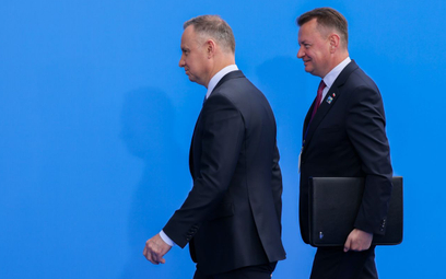 Prezydent RP Andrzej Duda  i minister obrony narodowej Mariusz Błaszczak  po przyjeździe na pierwszy