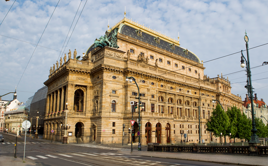 Budynek czeskiego Teatru Narodowego i Nova Scéna w tle.