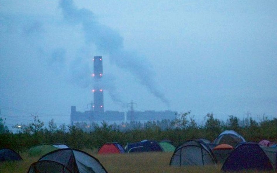 Namiotowe miasteczko pod elektrownią Kingsnorth. Fot. Bitterjug