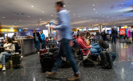 Pasażer zabrał bagaż, zanim przeszedł on pełną kontrolę