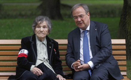 Armin Laschet z 94-letnią Wandą Traczyk-Stawską, uczestniczką Powstania Warszawskiego, 1 sierpnia na