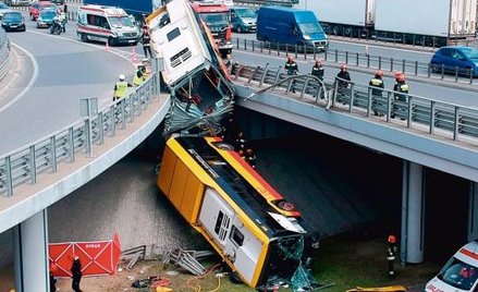 Badania wykazały, że kierowca autobusu, który spadł na Wisłostradę, był pod wpływem narkotyków