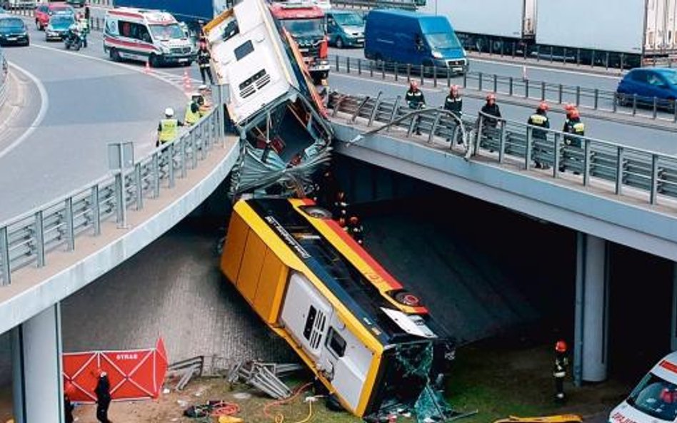 Badania wykazały, że kierowca autobusu, który spadł na Wisłostradę, był pod wpływem narkotyków