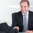 Młody manager, starszy podopieczny. Jak się zachować?