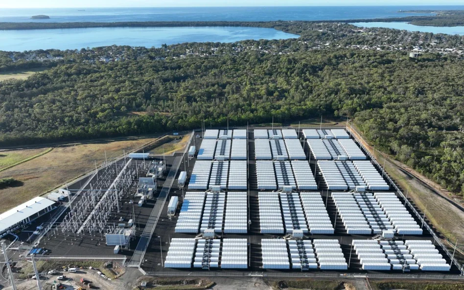 Australijska Waratah Super Battery, obsługiwana przez Akaysha Energy, to przykład reolucj w eergetyc