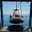 Kapsuła SpaceX Crew Dragon Endeavour podnoszona na pokład morskiego statku ratunkowego SpaceX GO Nav