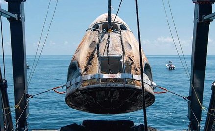 Kapsuła SpaceX Crew Dragon Endeavour podnoszona na pokład morskiego statku ratunkowego SpaceX GO Nav
