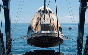 Kapsuła SpaceX Crew Dragon Endeavour podnoszona na pokład morskiego statku ratunkowego SpaceX GO Nav
