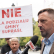 Radosław Dobrowolski, burmistrz Supraśla, w czasie protestu przeciw podziałowi gminy przed Kancelari