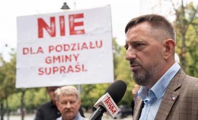 Radosław Dobrowolski, burmistrz Supraśla, w czasie protestu przeciw podziałowi gminy przed Kancelari