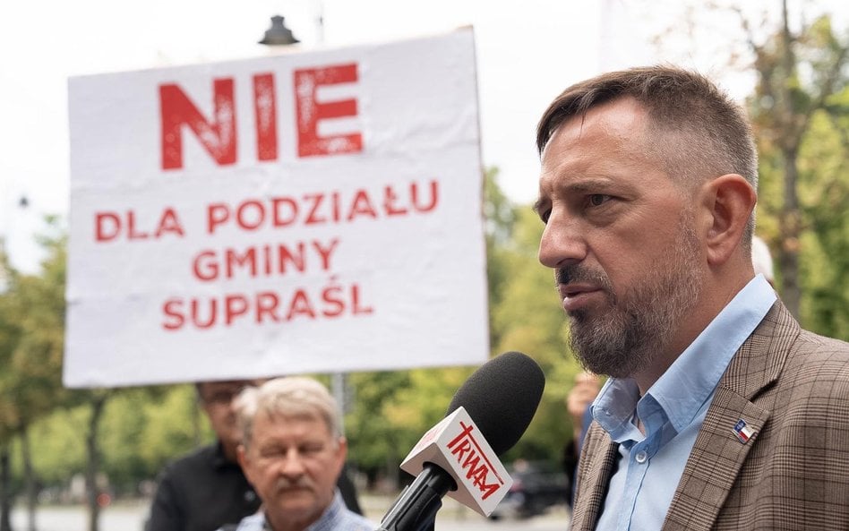 Radosław Dobrowolski, burmistrz Supraśla, w czasie protestu przeciw podziałowi gminy przed Kancelari