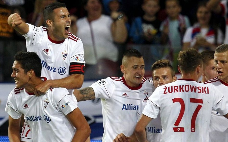 Igor Angulo (na górze) zdobył dwie bramki i został pierwszym w tym sezonie liderem strzelców.