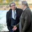 W „Układzie zamkniętym” Janusz Gajos wciela się w postać prokuratora, a Kazimierz Kaczor gra naczeln