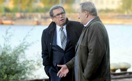 W „Układzie zamkniętym” Janusz Gajos wciela się w postać prokuratora, a Kazimierz Kaczor gra naczeln
