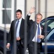 Przewodniczący Platformy Obywatelskiej Donald Tusk (P) w drodze na spotkanie z prezydentem Andrzejem