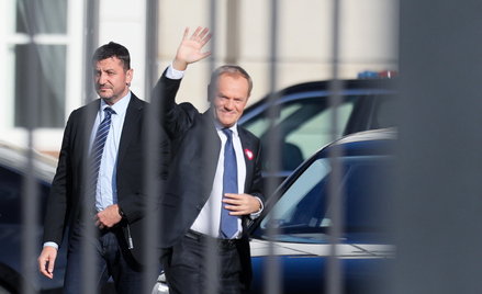 Przewodniczący Platformy Obywatelskiej Donald Tusk (P) w drodze na spotkanie z prezydentem Andrzejem