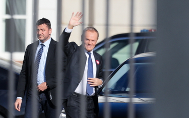 Przewodniczący Platformy Obywatelskiej Donald Tusk (P) w drodze na spotkanie z prezydentem Andrzejem