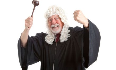 Czy sędzia musi być święty - o karze pozbawienia prawa do stanu spoczynku wraz z prawem do uposażeni