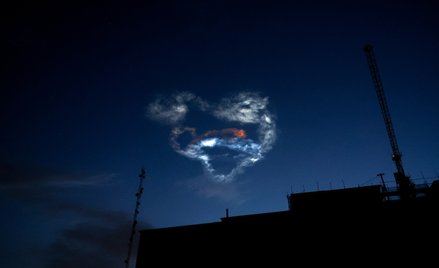 Ślady ataku rakietowego na niebie nad Teheranem.