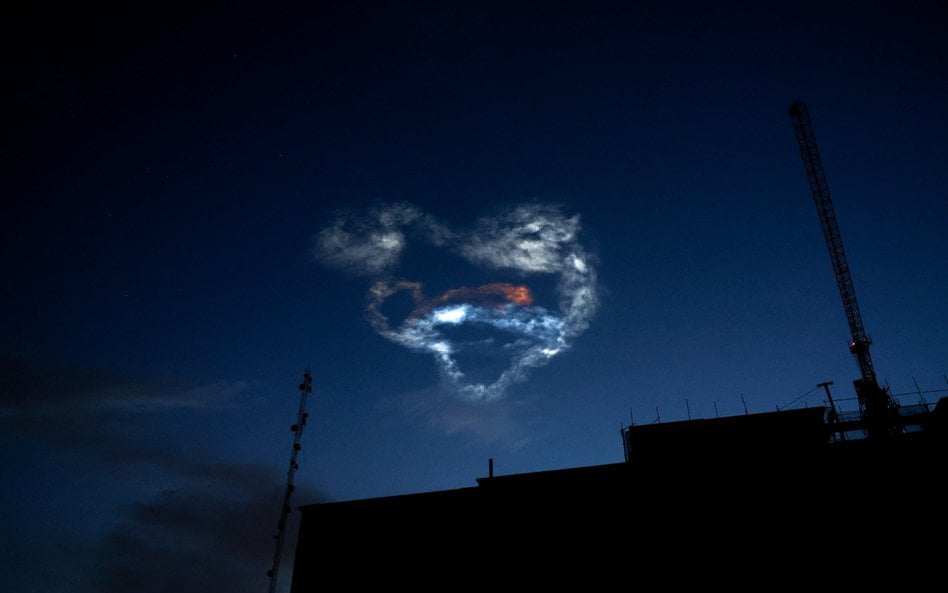 Ślady ataku rakietowego na niebie nad Teheranem.