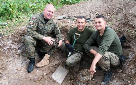 Weterani polskich misji woskowych obecni podczas wykopalisk