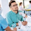 Zaledwie 15 Polaków zetknęło się z testowaniem w zakładzie pracy. Sposobem na radzenie sobie z zakaż