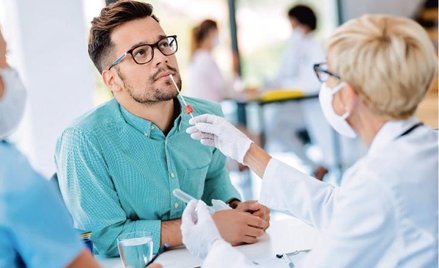 Zaledwie 15 Polaków zetknęło się z testowaniem w zakładzie pracy. Sposobem na radzenie sobie z zakaż