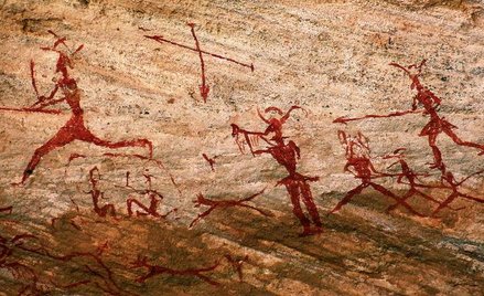 Konieczność współpracy w walce nauczyła nas poświęcenia dla grupy. Malowidło naskalne z Libii.