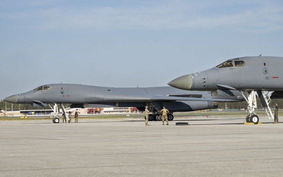 Bombowce B-1B Lancer w bazie sił powietrznych Norrbotten F 21 w Lulea w Szwecji