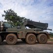 Żołnierz armii Kambodży za kierownicą samobieżnej wieloprowadnicowej wyrzutni rakietowej BM-21 Grad