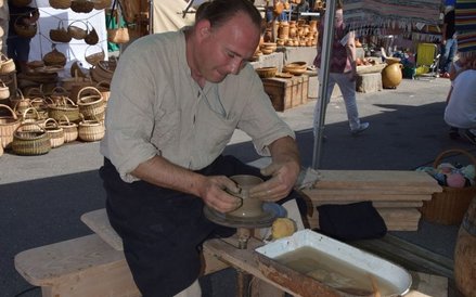 Tradycją stało się już, że podczas jarmarku odbywają się pokazy różnych tradycyjnych rzemiosł, m.in.