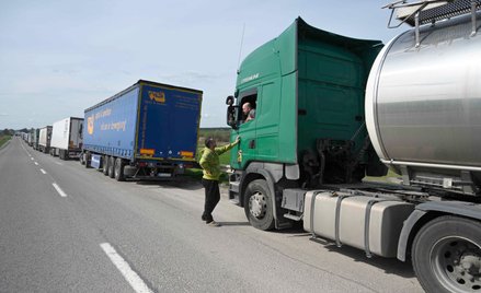 Kolejka samochodów ciężarowych w okolicy Rawy Ruskiej, ukraińsko-polskie przejście graniczne
