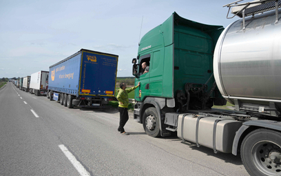 Kolejka samochodów ciężarowych w okolicy Rawy Ruskiej, ukraińsko-polskie przejście graniczne