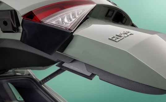 Tym razem zdrapka do szyb schowana jest na bocznej obudowie klapy bagażnika