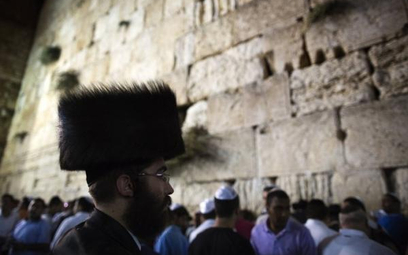 Żydzi modlą się o przebaczenie pod Ścianą Płaczu w Jerozolimie